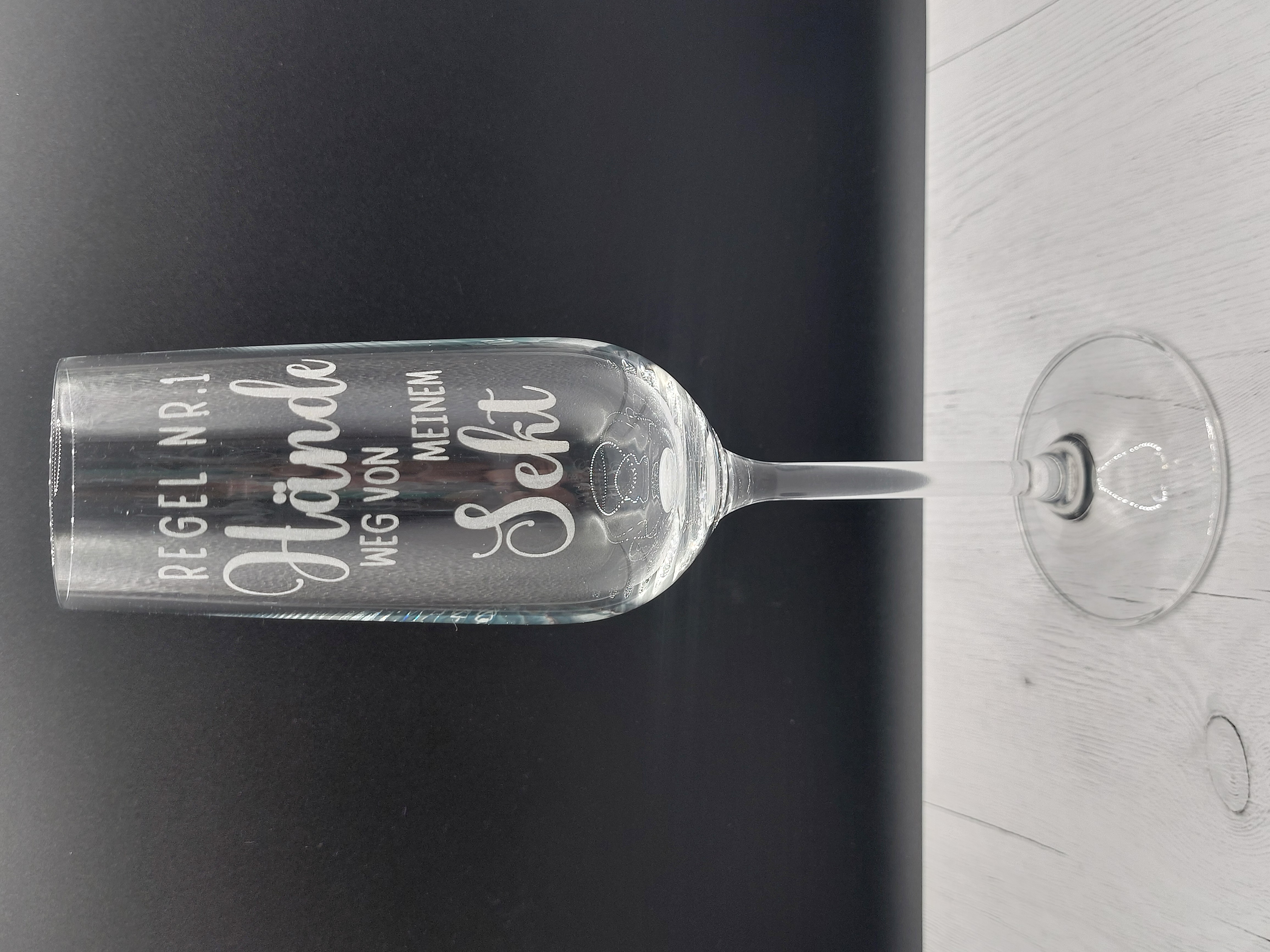 Regel Nr. 1   Hände weg von meinem Sekt